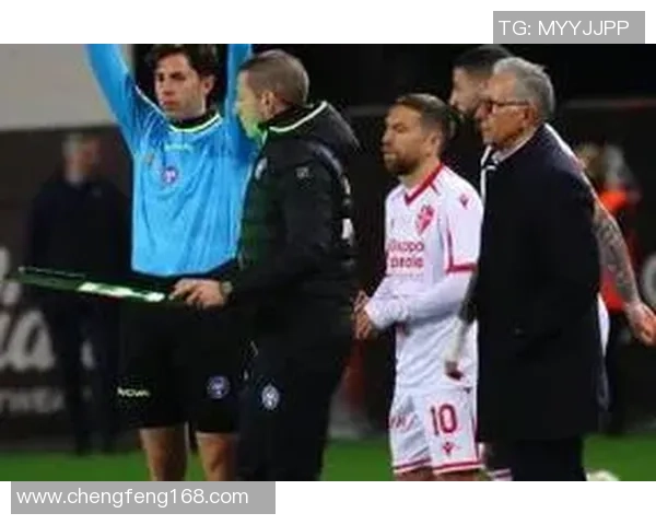 足球明星因伤打石膏休战球迷心痛期待他早日复出重返赛场